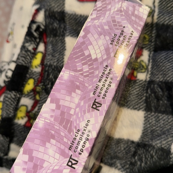 3 Piece Real Techniques RT Limited Edition 2 Miracle Sponges + Cleanser NWT NIB - Picture 2 of 3